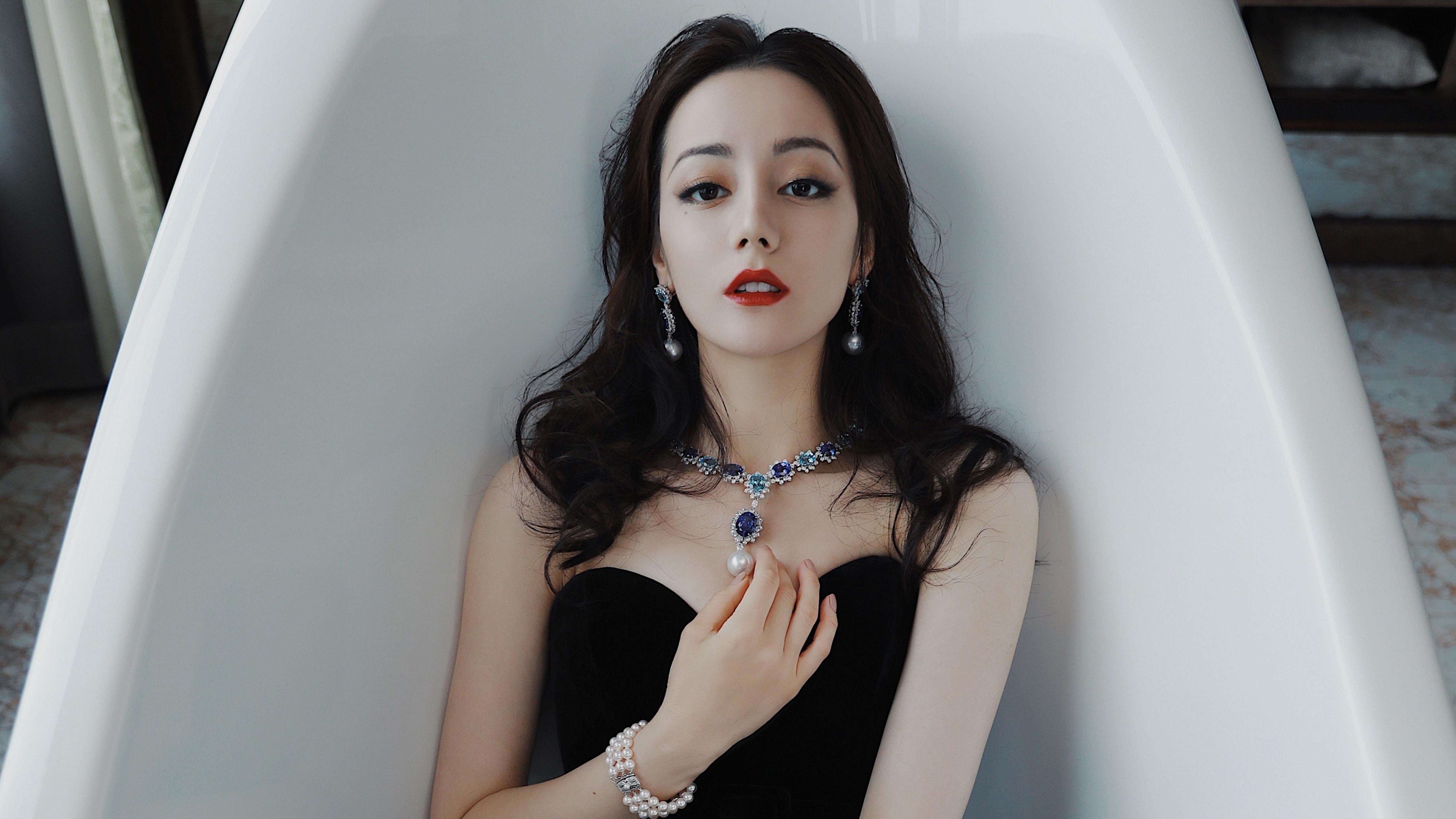 Kaiyun(中国)开云-皇马主场2-0战胜格拉纳达，继续领跑西甲积分榜，皇马西甲比赛